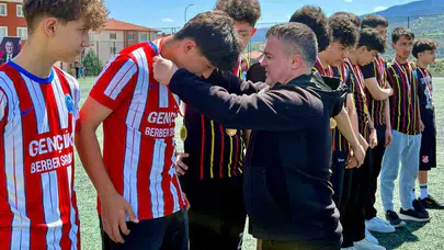 Bilecik’te genç yeteneklerin sahne aldığı U15 Gençler Ligi’nde zaferin adresi belli oldu: 1299 Bilecikspor sezonu zirvede tamamladı.