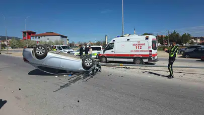 Kütahya’da korkutan kaza: Kontrolden çıkan otomobil takla atıp direğe çarptı