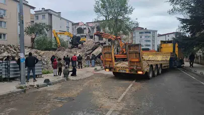 Çerkezköy'de korkutan kaza: Yıkım sırasında iş makinesi yan yattı