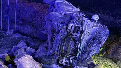 Van’da direksiyon hakimiyeti kaybedildi: Kamyonet şarampole uçtu