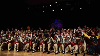 Anadolu'nun ritmi Yunus Emre sahnesinde yankılandı: Genç dansçılardan unutulmaz performans