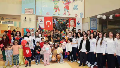 Hastanede 23 Nisan coşkusu: Geleceğin hemşirelerinden minik kalplere unutulmaz bayram hediyesi