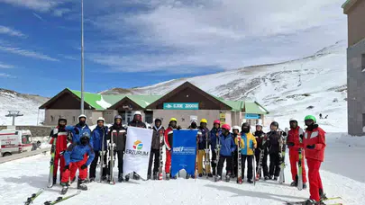 Afrika'dan Erzurum'a uzanan beyaz macera: Karı ilk kez gören öğrenciler Palandöken'de zirveye çıktı