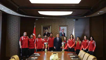 Minderin efendileri Bakanlıkta: Rıza Kayaalp ve şampiyon güreşçilere görkemli karşılama