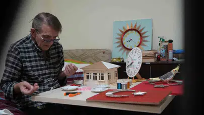56 yıl demire hükmetti, şimdi kibrit çöpleriyle hayata tutunuyor: 74 yaşında keşfettiği yeteneğiyle huzurevinin neşe kaynağı oldu