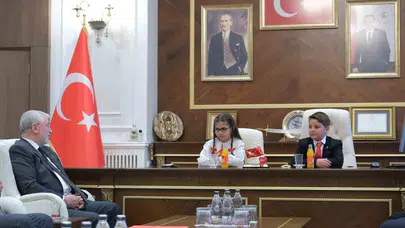 Çorum'da 23 Nisan coşkusu: Minik başkanlar koltuğa oturdu, talimatları sıraladı