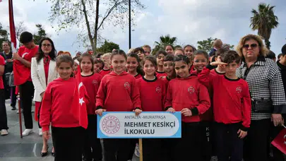 Antalya’da 23 Nisan coşkusu: Miniklerin Atatürk sevgisi meydanlara taştı