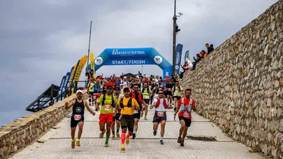 Ölüdeniz’in zirvesinde nefes kesen rekabet: Babadağ Ultra Maratonu’nda ilk gün geride kaldı