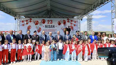 Van’da 23 Nisan coşkusu: Miniklerin gösterisi izleyenleri büyüledi