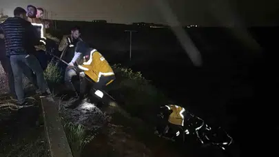 Siverek yolunda dehşet anları: 10 metrelik uçurumdan şarampole yuvarlanan otomobildeki 5 kişi ölümden döndü