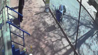 Faciadan saniyelerle dönüldü: Yayaya çarpmamak için motosikletini feda etti