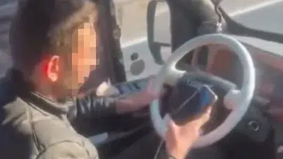 Direksiyon başında dehşet anları: Yolcuların hayatını hiçe sayıp telefona daldı