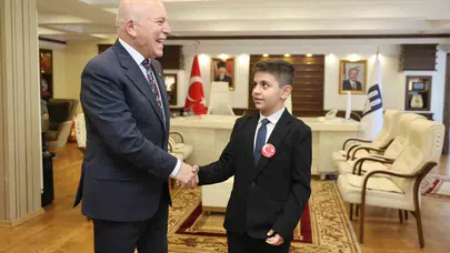 Erzurum'da 23 Nisan klasiği: Başkanlık koltuğu minik Mahmut'a emanet