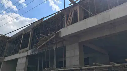 Mardin’de korkunç kaza: Elektrik akımına kapılan genç işçi 3. kattan beton zemine çakıldı