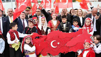 Menemen’de 23 Nisan coşkusu: Başkanlık koltuğunda minik sanatsever