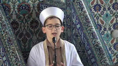 Minik yürekten devasa hitabet: 9 yaşındaki Erdem 3 bin kişiye kürsüden seslendi