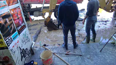 Kadıköy'de su borusu patladı: Rıhtım Caddesi'nde ulaşım felç oldu