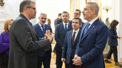 Londra’da kritik temaslar: Bakan Fidan gurbetçilerle buluştu