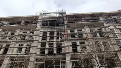 Kırşehir’de Hükümet Konağı inşaatında gergin anlar: Maaşlarını alamayan işçiler iskeleye çıktı