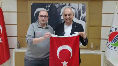 Çöp konteynerinde gördüğü bayrak için rotasını değiştirdi: Örnek davranışı başkan tarafından ödüllendirildi