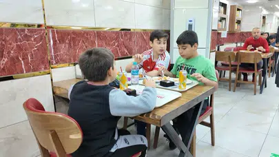 Avcılar’da örnek davranış: Minik patron iş başına geçti, yaşıtlarını ağırladı