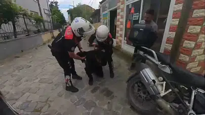 Ölümle burun buruna geldiği o anlarda imdadına polis yetişti: Şeker boğazına kaçan sürücüyü Heimlich manevrası kurtardı