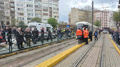 Eskişehir'de korku dolu anlar: Tramvayın altında kalan yaşlı kadın için seferber oldular