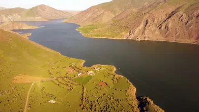 Keban’da bahar şöleni: Doğa tutkunlarını büyüleyen kartpostallık görüntüler