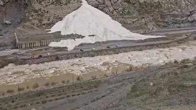 Hakkari'de korku dolu anlar: Sümbül Dağı'ndan kopan devasa kütle Zap Vadisi'ne aktı