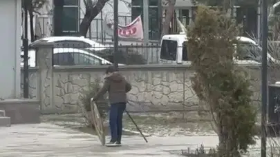 Rüzgârın devirdiği çelenge duyarsız kalmadı: 13 yaşındaki gencin örnek davranışı yürekleri ısıttı