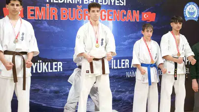 Zirveye ambargo koydular: Yıldırımlı karateciler madalyaları topladı