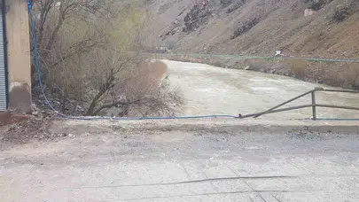 Zap Suyu'nun hırçın suları köprüyü çökme noktasına getirdi: 150 hane mahsur kalma tehlikesiyle karşı karşıya