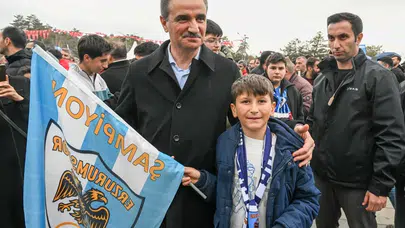 Erzurum’da şampiyonluk gecesi: Vali Baruş taraftarla omuz omuza kutladı