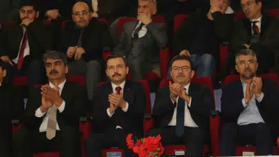 Aşkale’de 23 Nisan rüzgarı: Miniklerin gösterileri izleyenleri büyüledi