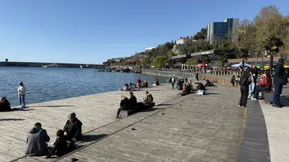 Zonguldak’ta bahar provası: Güneşli havayı gören kendini sahile attı