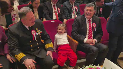 Vali koltuğuna minik misafir: 23 Nisan kutlamalarında renkli anlar