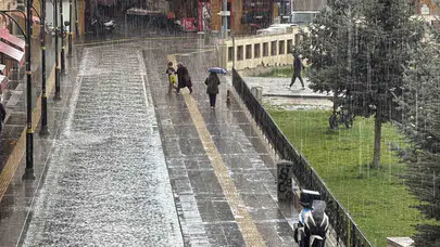 Sivas’ta gökyüzü karardı, hayat felç oldu: Hazırlıksız yakalananlar kaçacak delik aradı