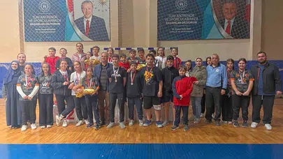 Düzce’de 23 Nisan coşkusu masaya taşındı: 100 genç raket şampiyonluk için ter döktü