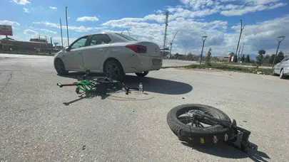 Karaman’da dehşet anları: Otomobille çarpışan elektrikli bisiklet ortadan ikiye ayrıldı