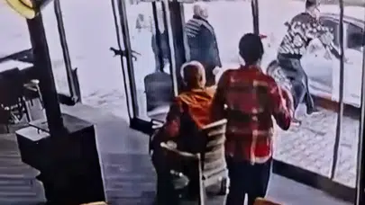 Saniyelerle yarıştı, büyük bir felaketi engelledi: Kontrolden çıkan araca kahramanca müdahale