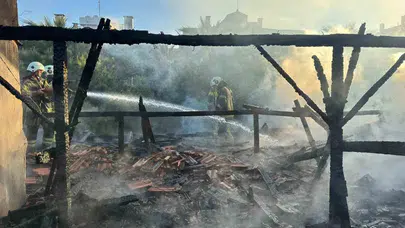 Bostanlı’da korku dolu sabah: Restoranın çatısından yükselen alevler komşu binaya sıçradı