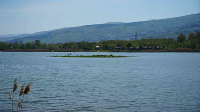 Sapanca Gölü’nde sular çekildi: Yıllardır saklanan gizemli ada gün yüzüne çıktı