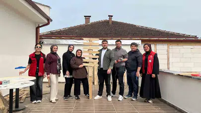 Çöpe gideceklerdi, şimdi ofisin yüzü oldular: Gençlerden çevreye anlamlı dokunuş