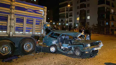 Elazığ’da dehşet anları: Otomobil tıra ok gibi saplandı, 4 kişi hastanelik oldu