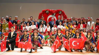 Denizli’de 23 Nisan coşkusu: Minik kalpler sahneye çıktı, bayramın ruhu meydanları sardı