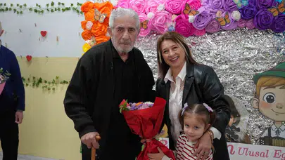 Nesiller arası sevgi köprüsü: Alzheimer hastaları miniklerle buluştu