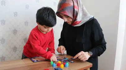Ekran bağımlılığına karşı evinin odasını atölyeye çevirdi: 81 ile sanat taşıyor