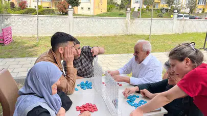 Gençlerden anlamlı dokunuş: Alzheimer hastalarıyla zihin tazelediler