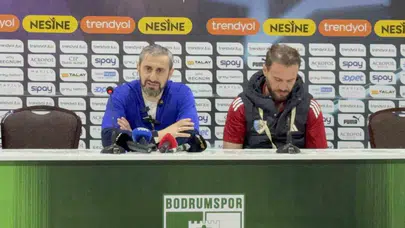 Basın toplantısında şampiyonluk baskını: Erzurumsporlu oyuncular Serkan Özbalta’yı sırılsıklam etti