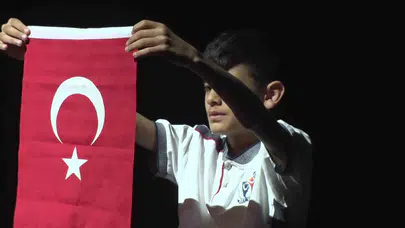 Kocaeli’de 23 Nisan coşkusu: Minikler sahneye çıktı, bayramın yıldızı oldular